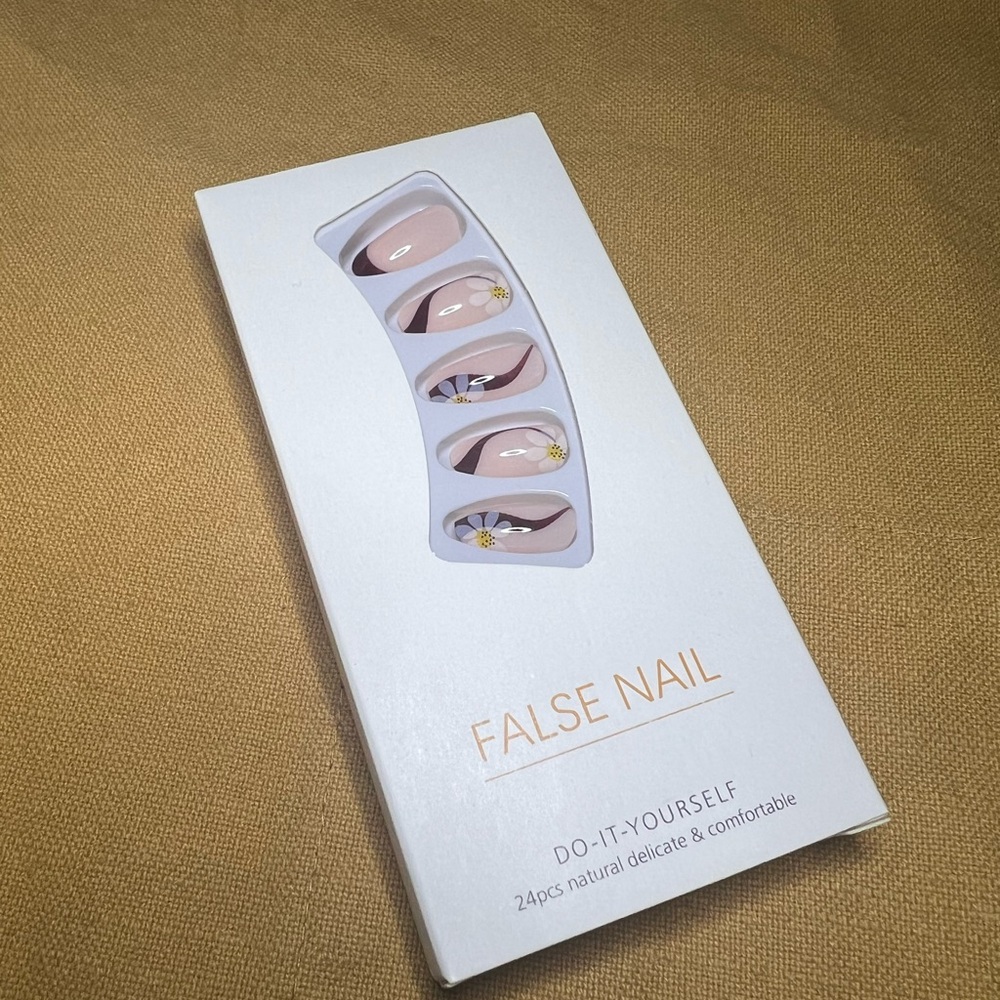 DIY False Nail Set with Floral Design